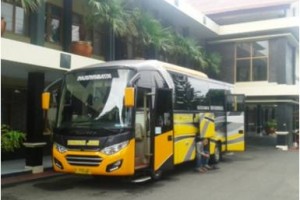 Anggota Bapperda DPRD study banding menggunakan bus pariwisata.